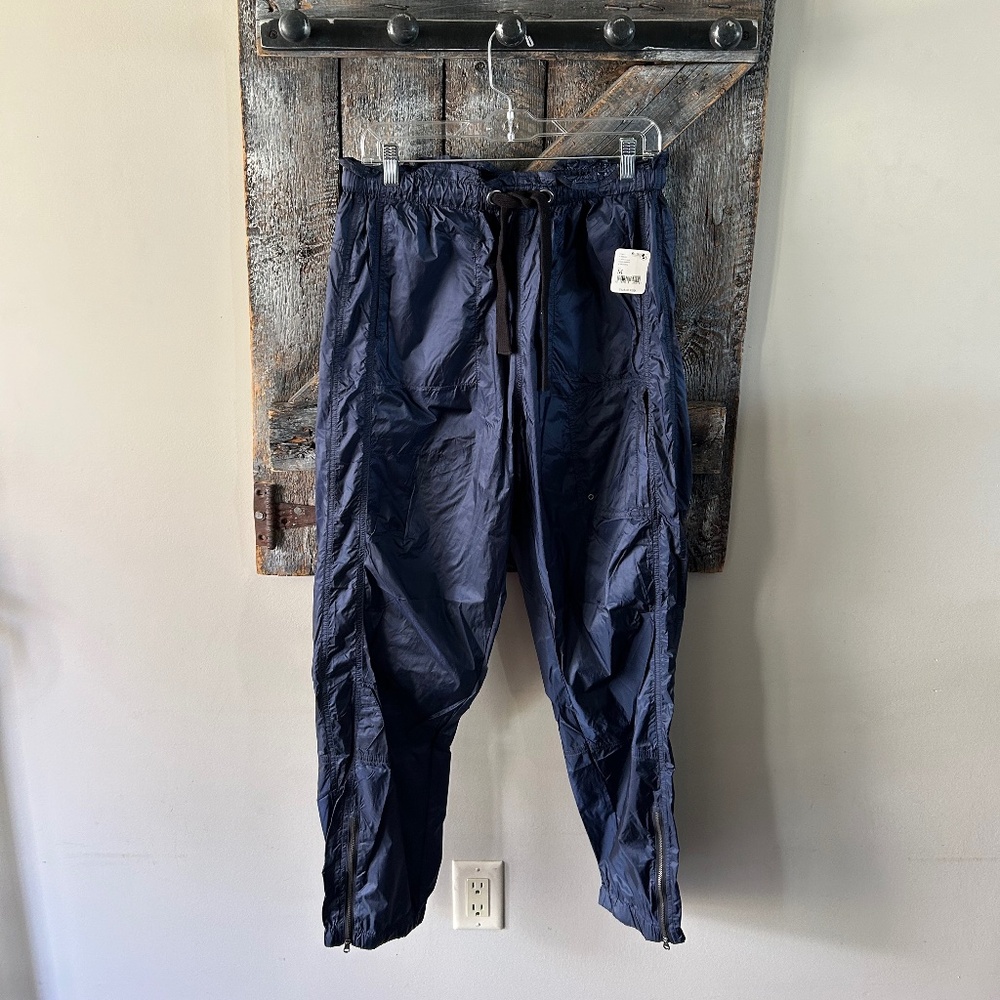 Free Movement Thin Pants with Side Zippers at the Ankles Navy Blue